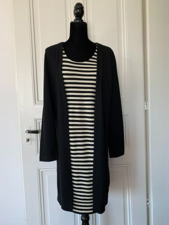 AKRIS: Lässiges Woll-Kleid mit gestreiftem Einsatz, 40