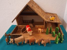 Vintage Holzstall , mit handgeschnitzten Kühen , und Bäumen