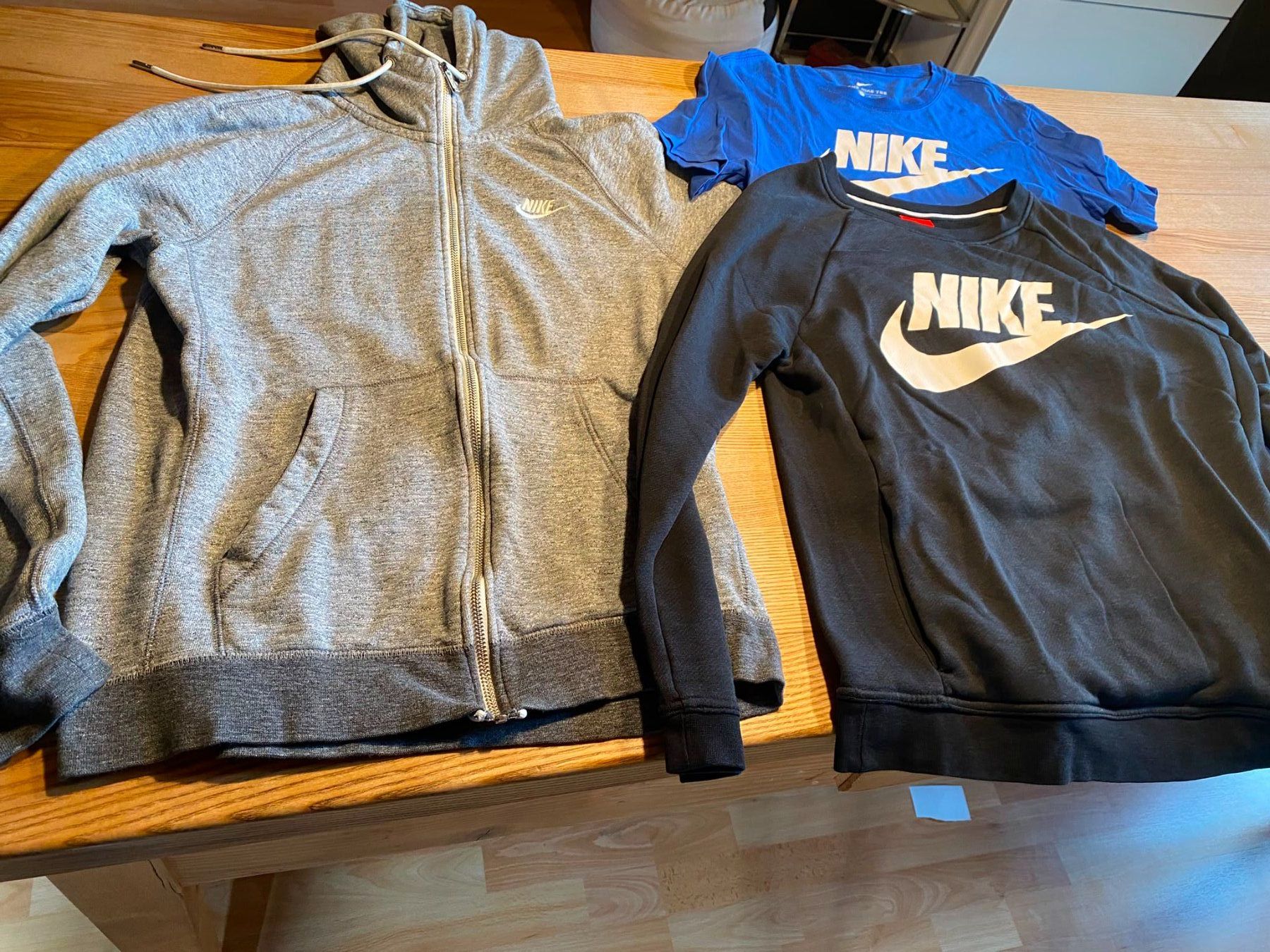 Nike Lotti di vestiti: 4-teiliges Paket Nike Herrenkleider Gr. S – Usato da Röschenz venduto da Tashroal 1