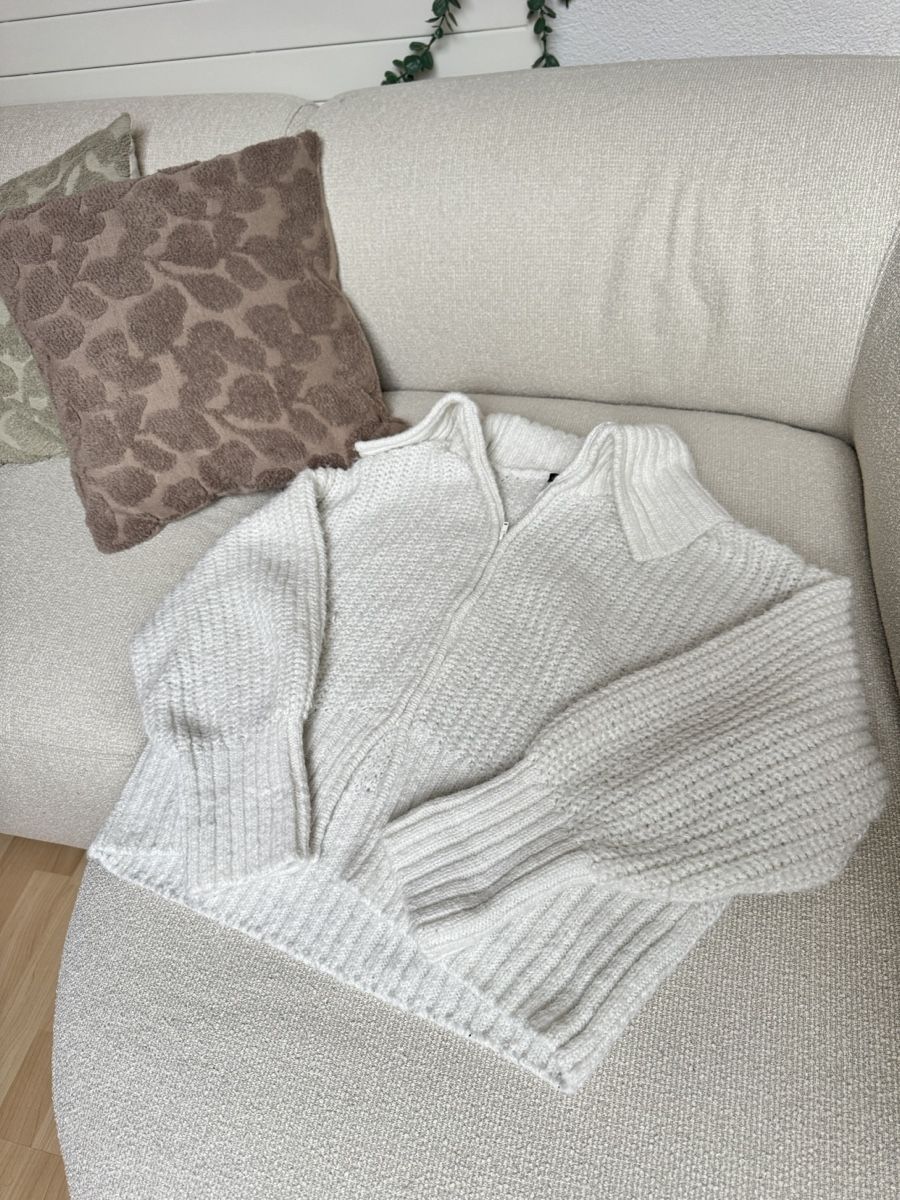 H&M Maglioni & Felpe: Weicher Strickpullover in Weiss – Usato da Winterthur venduto da Flomiverse