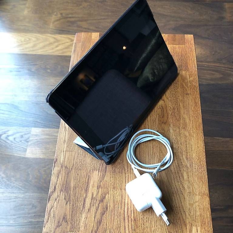 Chargements: Apple 10W USB adaptateur secteur avec câble – D'occasion à Montreux par Gilles.Charlet