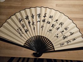 Asiatischer Fächer mit Kalligrafie, schwarz-weiss, gross 
