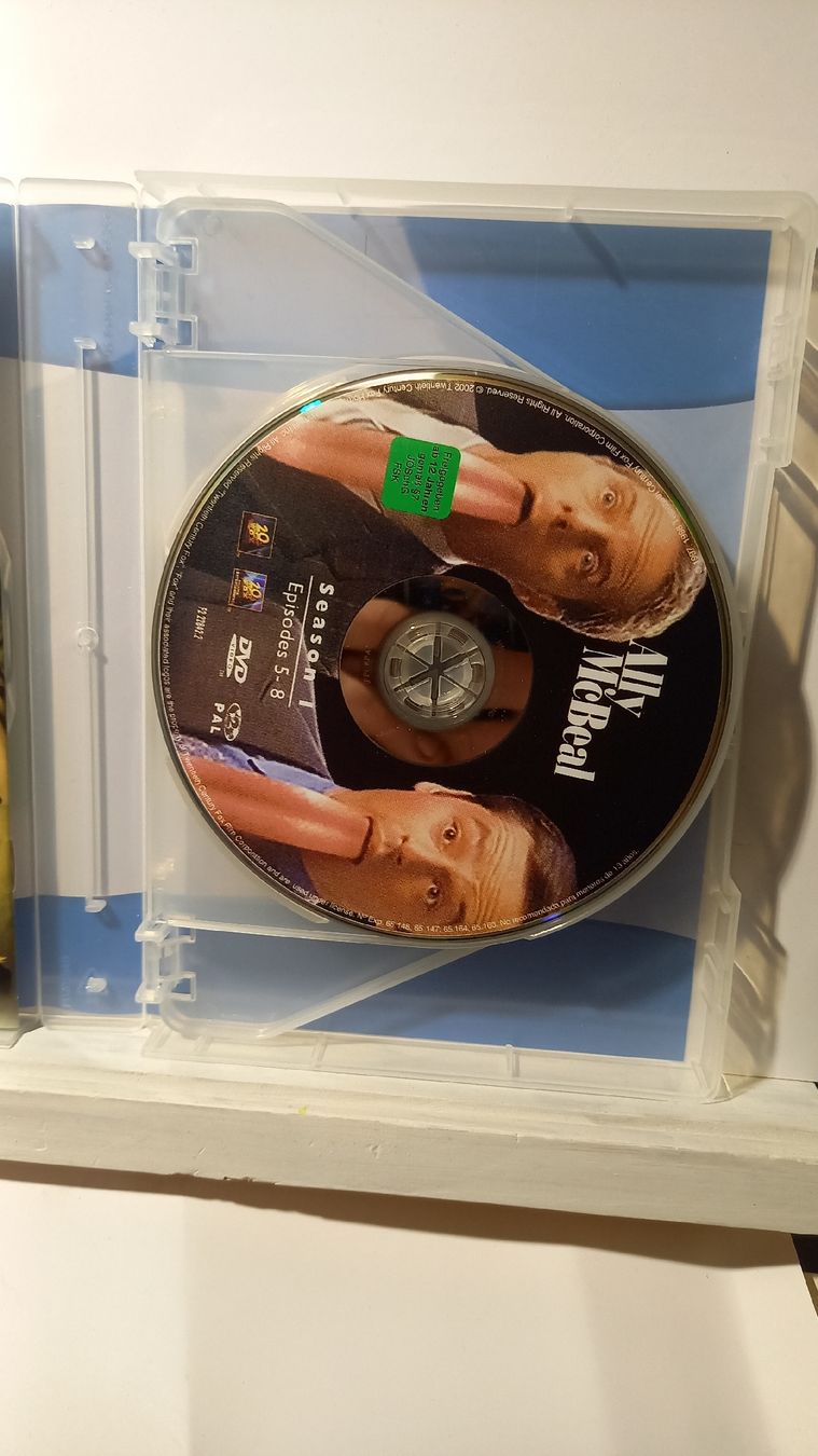 Tutti i DVDs: Ally McBeal - Staffel 1 6er DVD-Box – Usato da St. Gallen venduto da Bir_Rer 2