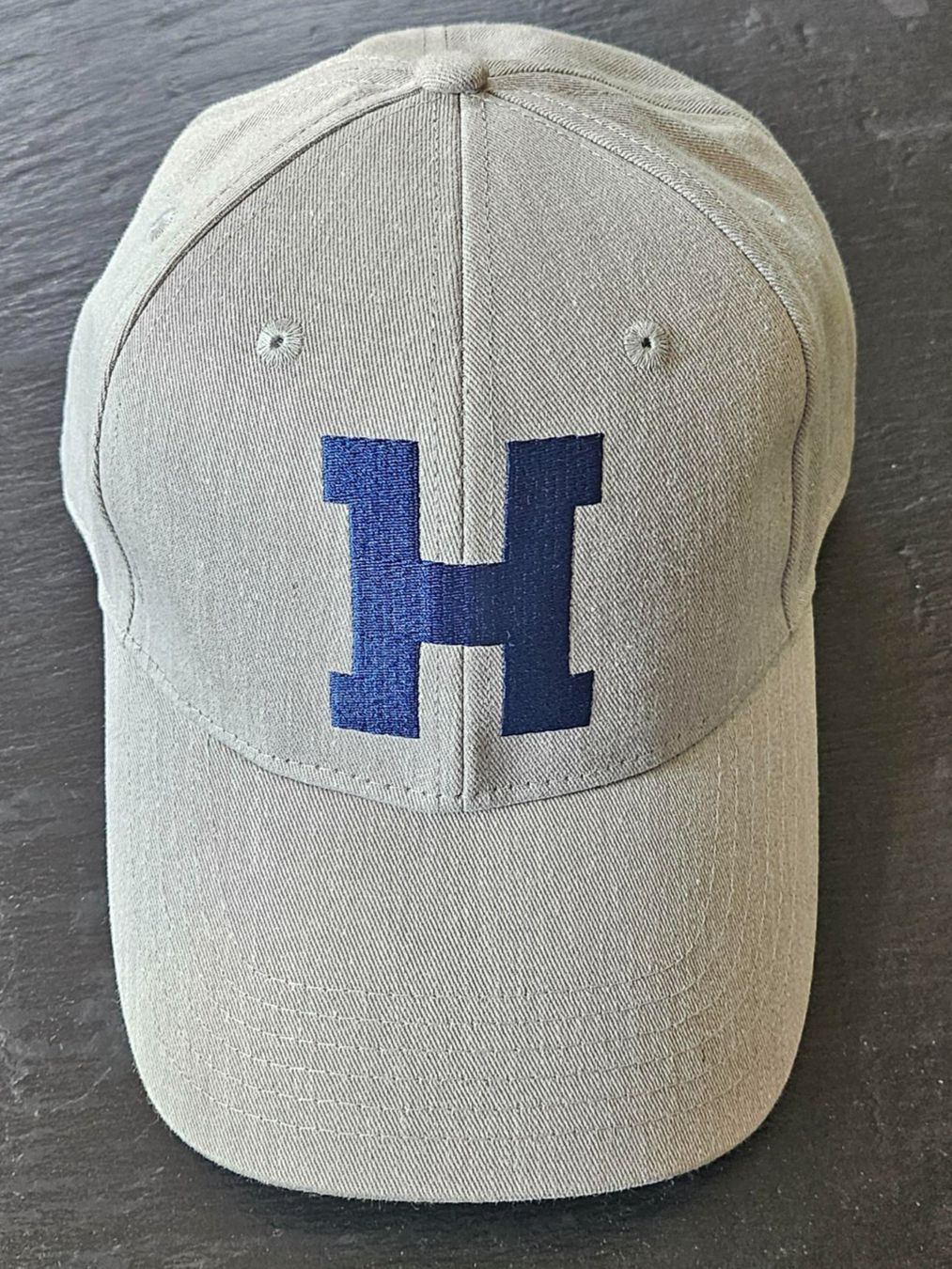 Altro in  Abbigliamento & Accessori: Baseball Cap, Grau, mit grossen H – Nuovo (secondo la descrizione) da Weisslingen venduto da holz-spielen.ch