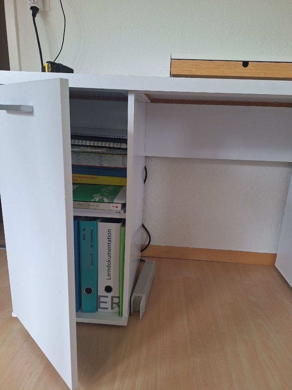 Schreibtische: Pult weiss – Gebraucht aus Bremgarten b. Bern von tiz_x5xc 1