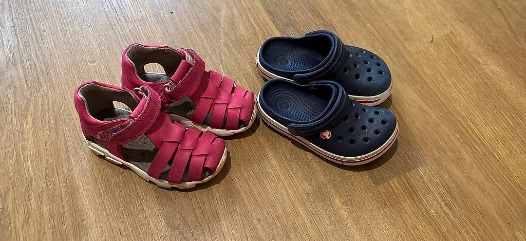 Scarpe per ragazzi: Sandalen Elefanten und Crocs 22 – Usato da Tegna venduto da JenTimo