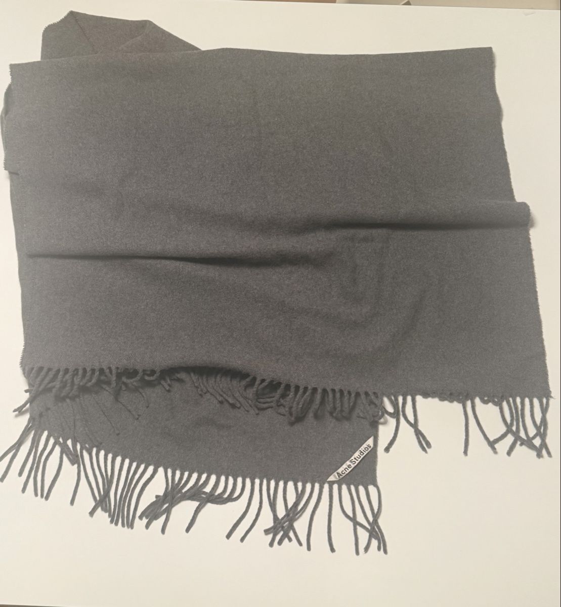 Acne Studios Foulard & Sciarpe: Acne Studios Schal Canada aus Kaschmir – Nuovo (secondo la descrizione) da Bad Ragaz venduto da ako_8l5y 2