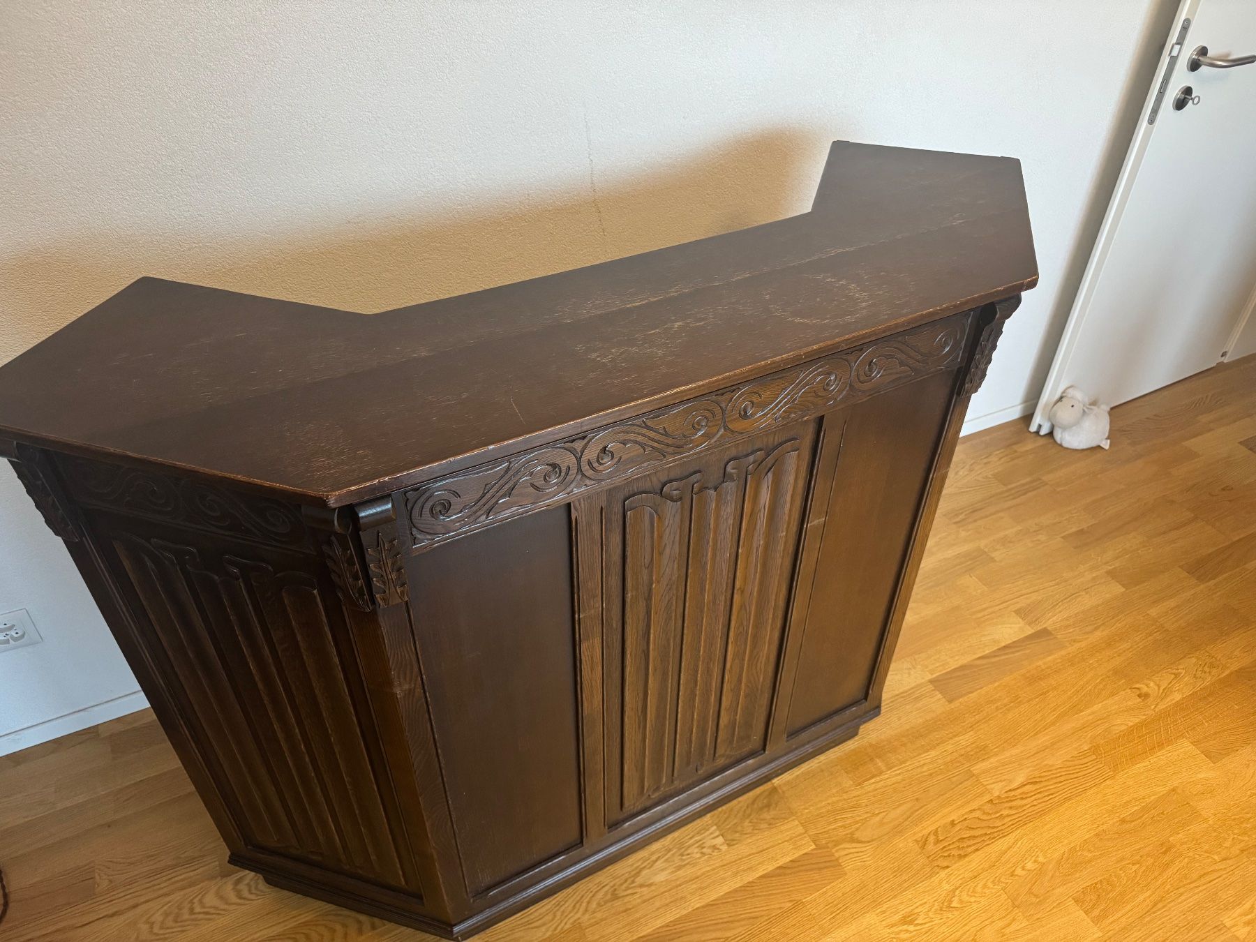 Allestimento di negozi e stand fieristici: Bar mit 2 Kommoden / englischer Stil – Usato da Muttenz venduto da pas_sn2v 4