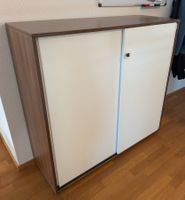 Moderner Büroschrank Holzoptik mit weissen Schiebetüren