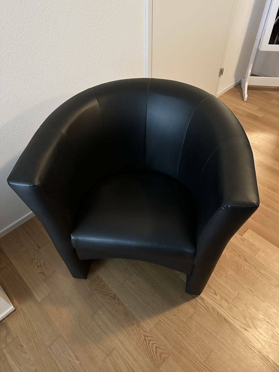 Poltrone: Schwarzer Loungesessel aus Kunstleder – Usato da Moosleerau venduto da Melina_47