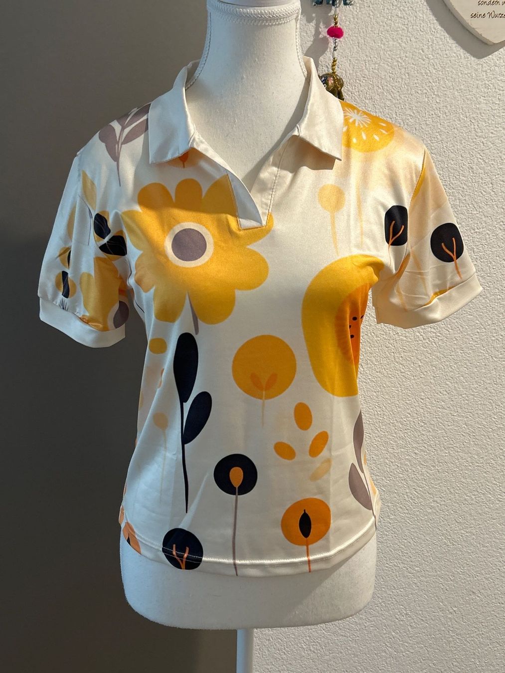 Polo-Shirts: Damen Poloshirt mit Blumenmuster Grösse S – Gebraucht aus Brunnen von Nala2929