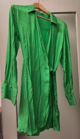 Kurzes grünes Wickelkleid von H&M, Gr. S, neu, mit Makel