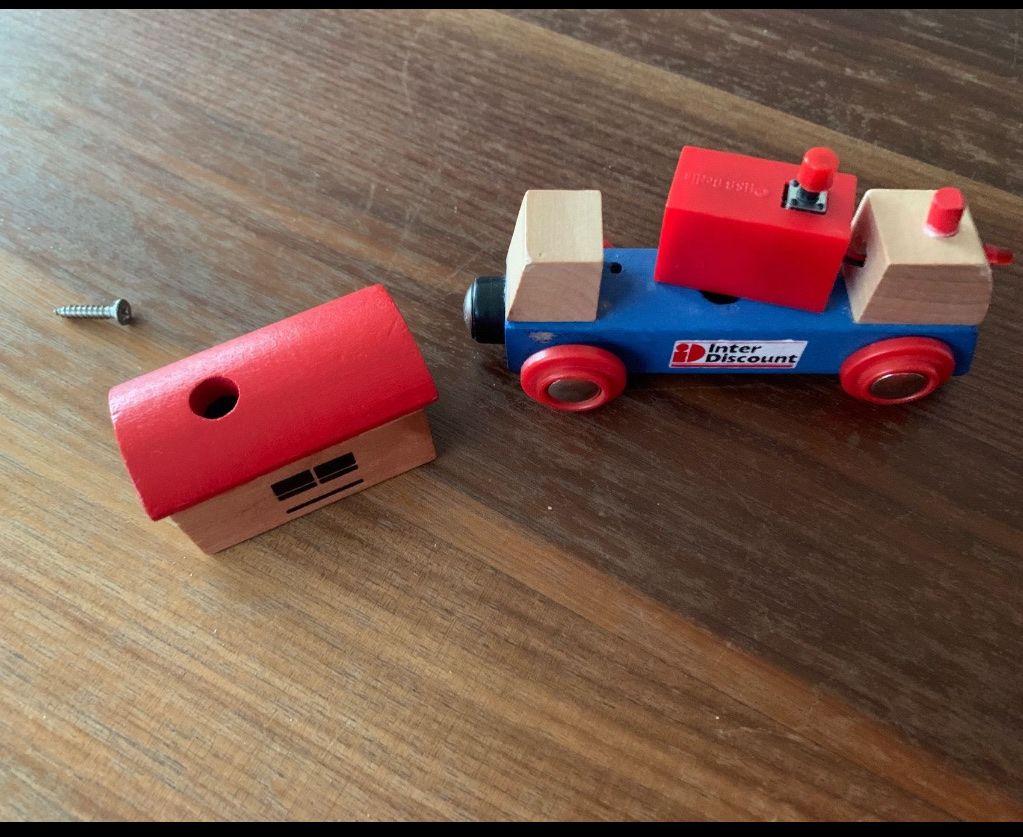Spielzeuge: Holzzug Interdiscount Lokomotive – Gebraucht aus Beromünster von msklef 4