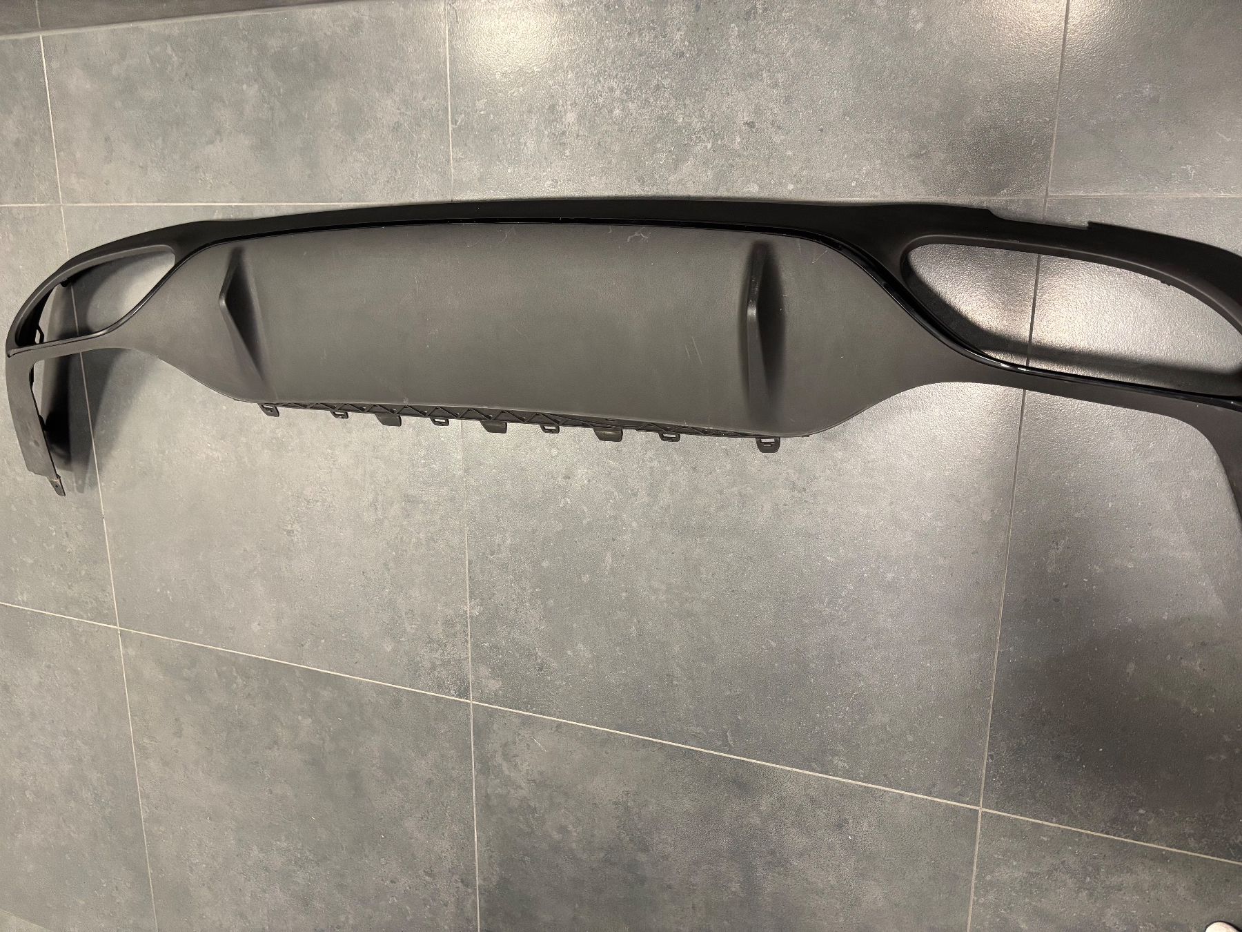 Duftöldiffusoren: Original Mercedes Benz E43 AMG Limousine Heckdiffusor Black – Gebraucht aus Lengnau BE von 4ConsultingSolutions 1