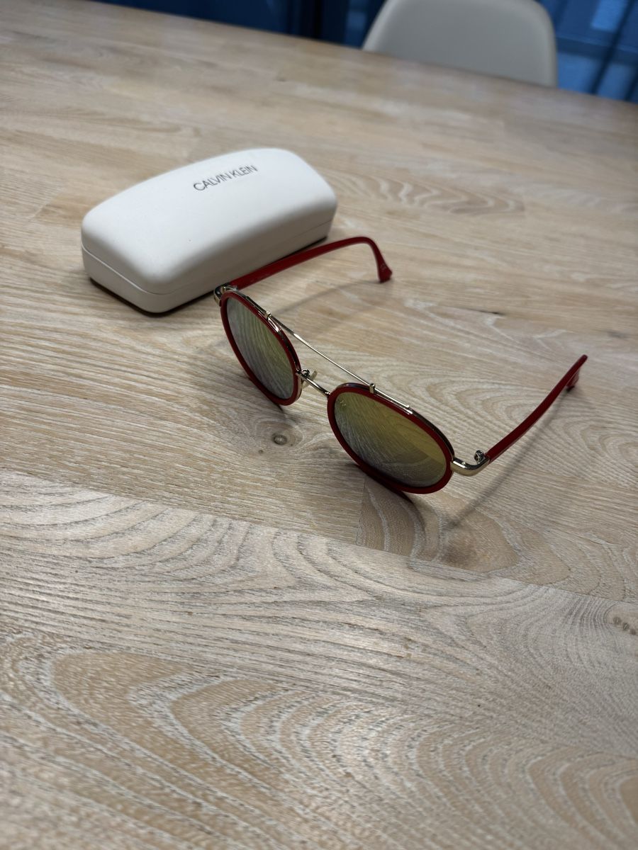 Calvin Klein Occhiali & Lenti: Calvin Klein Sonnenbrille rot – Usato da Pfäffikon ZH venduto da Korinschen 2