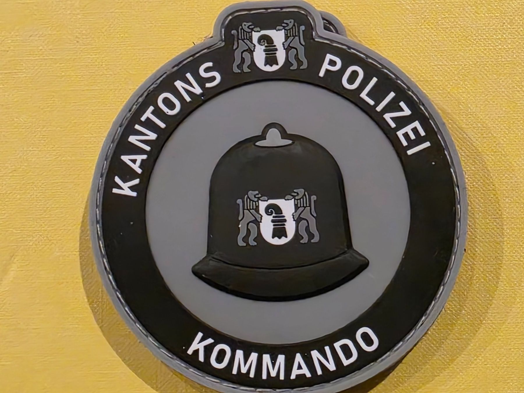 Schweizer Armee Placchette & Badge: Kantonspolizei Basel  Badge Kommando Pvc Klett neu – Nuovo (secondo la descrizione) da Nyon venduto da freetoys08