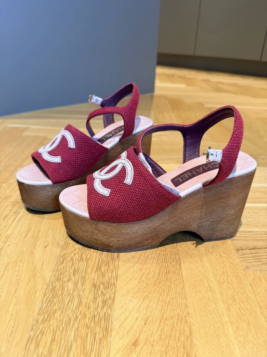 Chanel Scarpe da donna: Chanel Red CC Wedge Wood Clog – Nuovo (secondo la descrizione) da Meilen venduto da ana_nln9 2