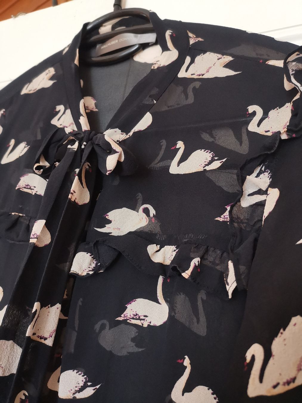 Hallhuber Blusen: Seidenbluse von Hallhuber, Schwäne  – Gebraucht aus Uerikon von pink_flamingo 1
