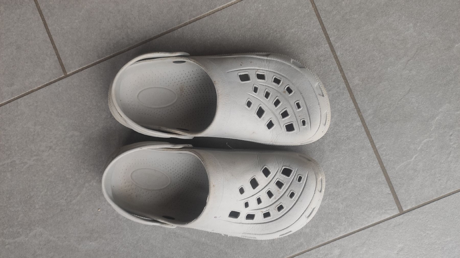 Scarpe da uomo: Graue Crocsimitate Gr 34/35 – Usato da Riehen venduto da India13 2