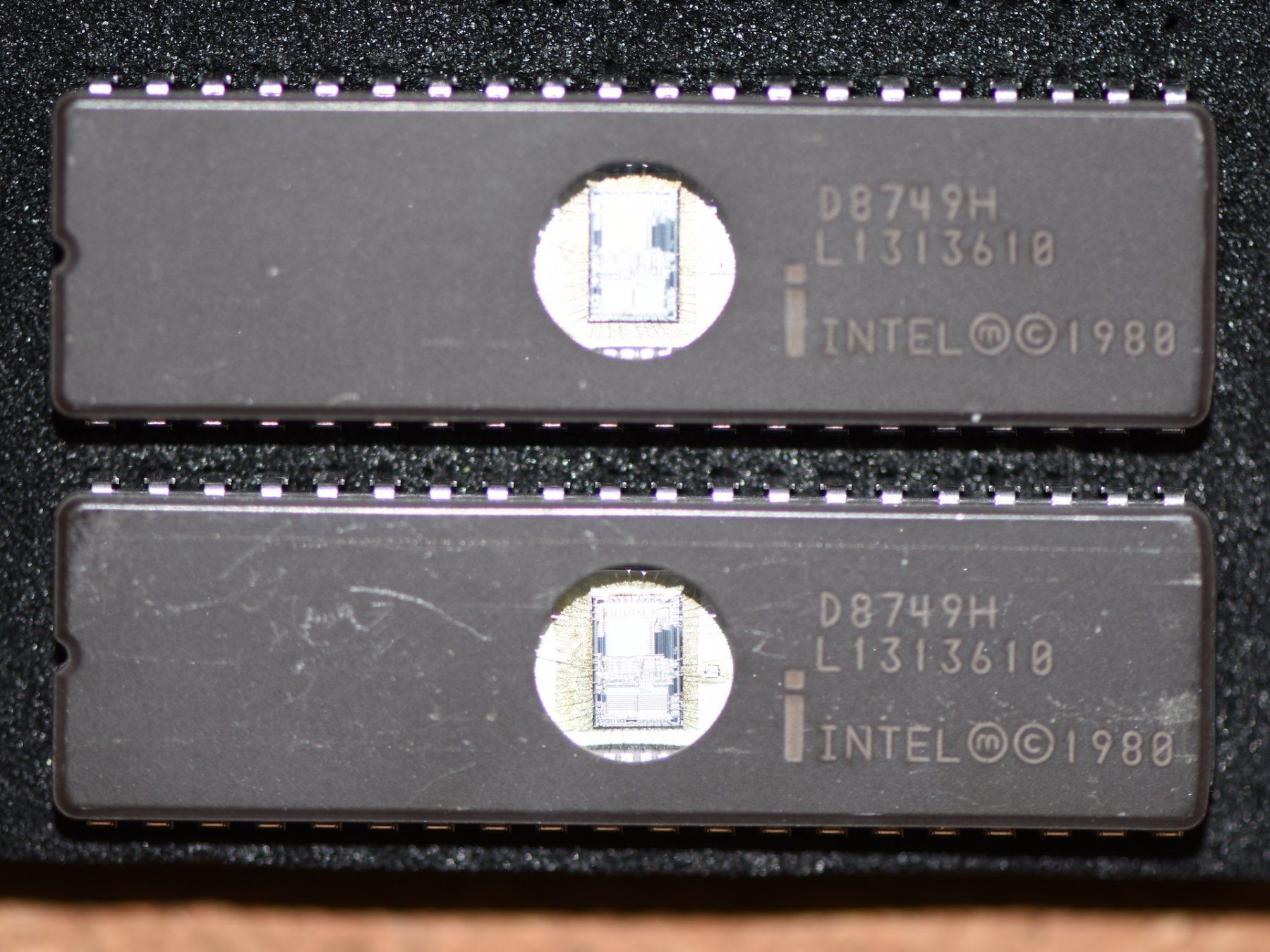 Intel Componenti elettronici: 2x IC Intel D8749H 8‑Bit Microcontroller UV‑EPROM 41180120AB – Nuovo (secondo la descrizione) da Emmen venduto da renerich