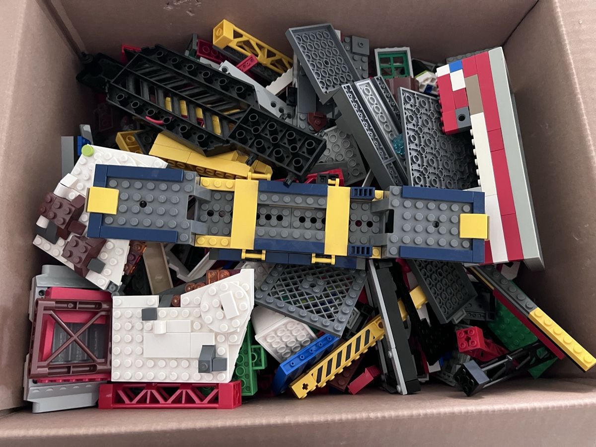 Lego Baukästen: Ca. 3kg Lego Kartonkiste – Gebraucht aus Arbon von K9320