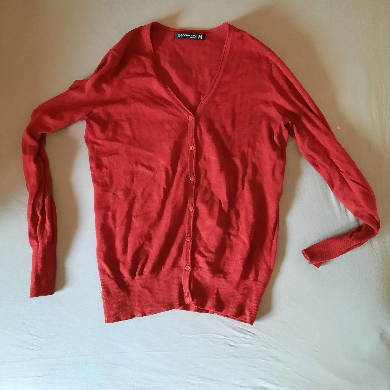 Giacche: Bordeauxrote Strickjacke, Grösse M, 80% Viscose, – Usato da Liebefeld venduto da Nana