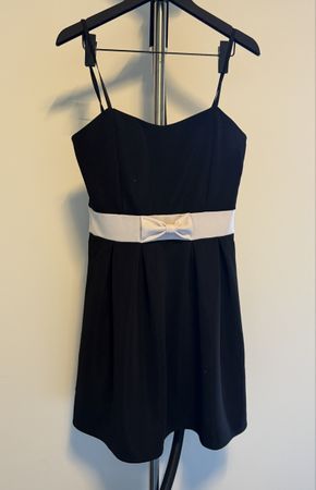 Robe noire élégante avec ceinture à noeud - Taille M