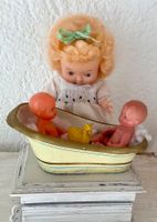 URALTES BLECHBADEWÄNNCHEN MIT ZWEI PÜPPCHEN