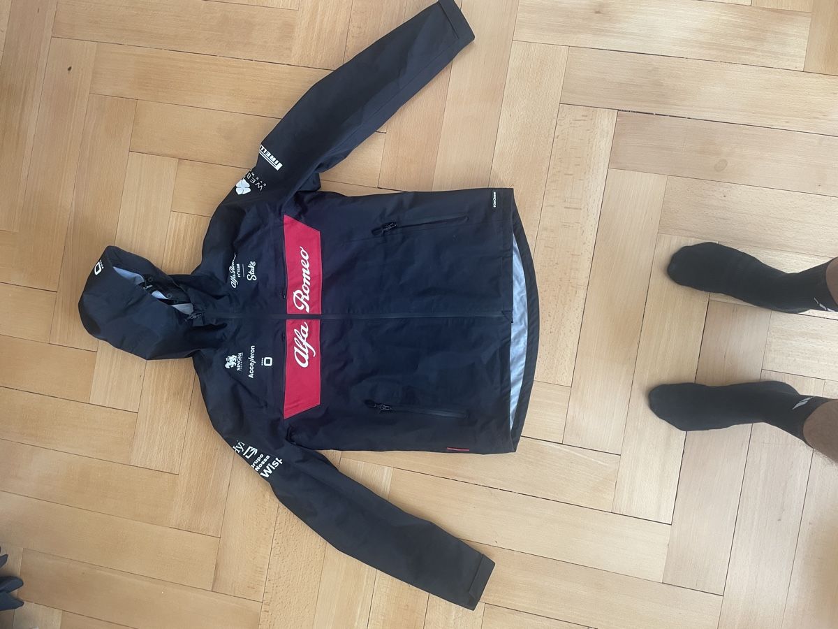 Alfa Romeo Giacche: Alfa Romeo F1 Team 2023 Rain Jacket - CODE-ZERO - XL – Usato da Zürich venduto da Eumi7