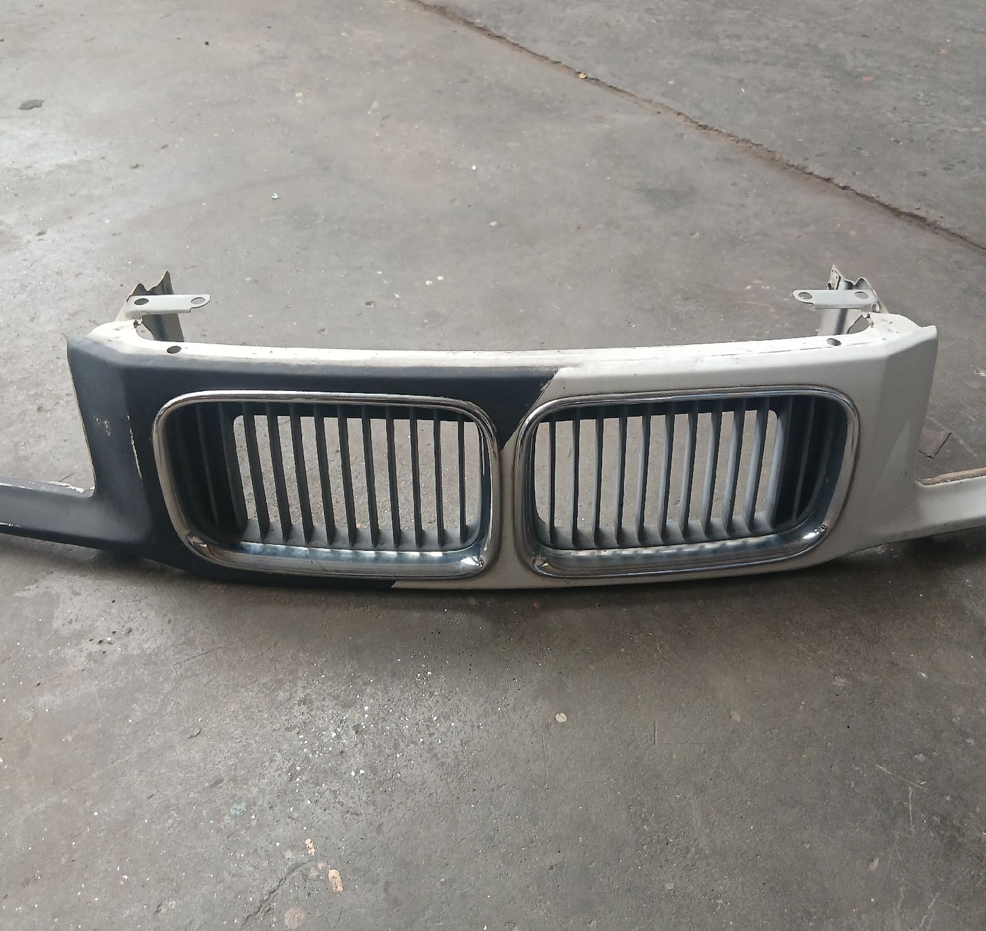 BMW Tutti pezzi di ricambio auto: Calandre BMW E36 316 Compact  – Usato da la heutte venduto da Auto-stock 1