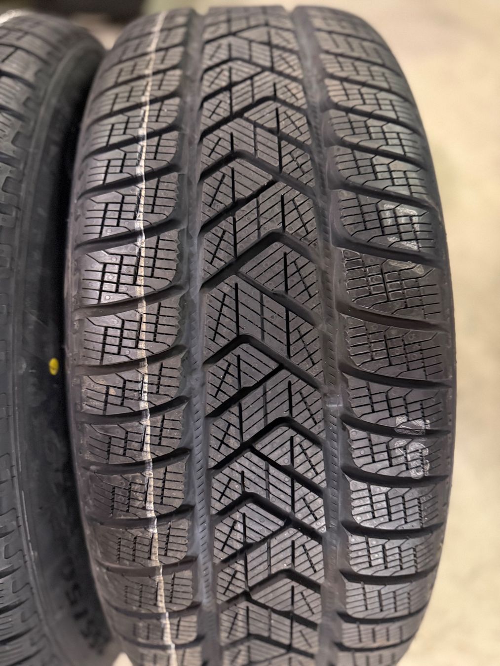 Audi Pneumatici & Ruote complete: Originale Audi Q4 E-tron Winterräder 19zoll Neu – Nuovo e nell'imballaggio originale da Gerlafingen venduto da Pneu-Puric 9