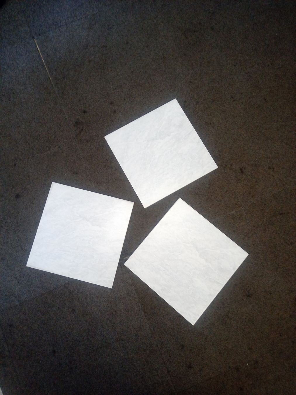 Rivestimenti per pavimenti: Bodenplatten 33,3 x 33,3cm Hellgrau Marmoroptik neuwertig – Nuovo e nell'imballaggio originale da Laupen ZH venduto da SportcarsLaupen