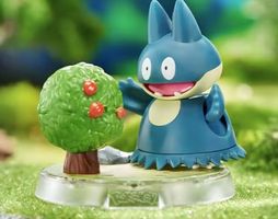 Pokémon Munchlax Figur mit Apfelbaum