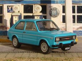 Fiat 133L 1977-1982 hellblau / schwarz     1:43 von Altaya /