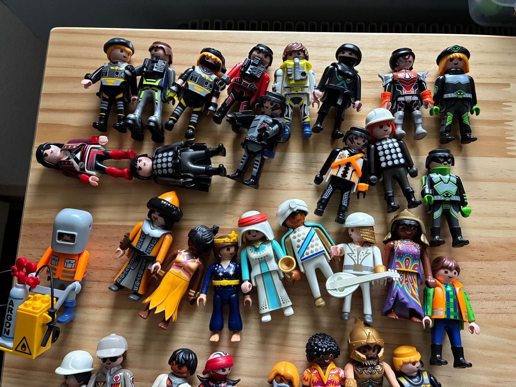 Playmobil Spielzeuge: 45 Playmobil Figuren – Gebraucht aus Reigoldswil von Frog40 2