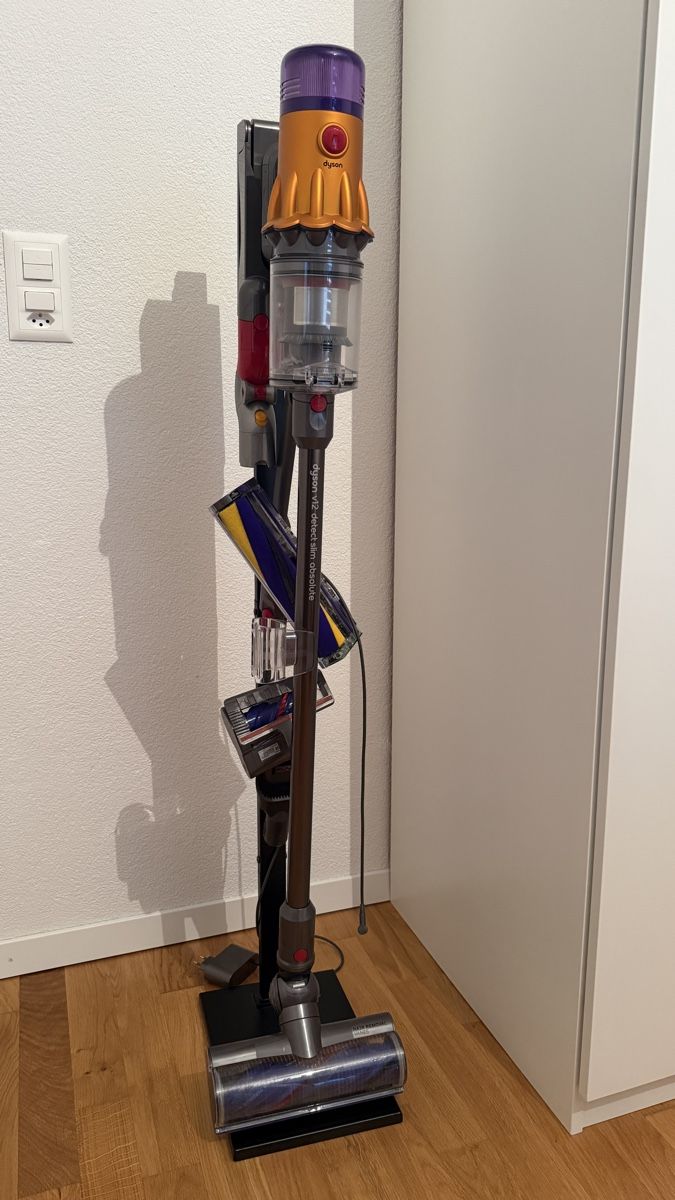 Dyson Staubsauger & Zubehör: Staubsauger Dyson V12 Detect Slim Absolute mit Ständer – Gebraucht aus Olten von flosflomarkt