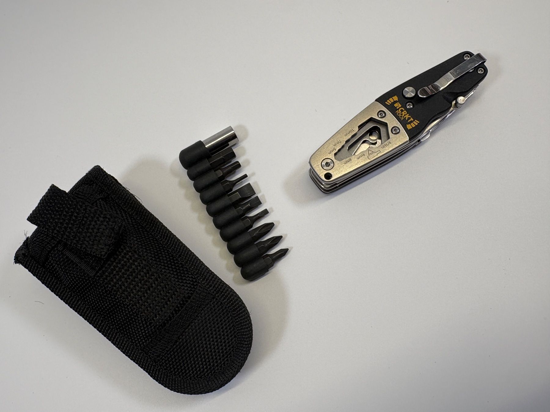 Tutti gli attrezzi: CRKT Multitool mit Bit-Set und Tasche – Usato da Elgg venduto da Jo_Naj