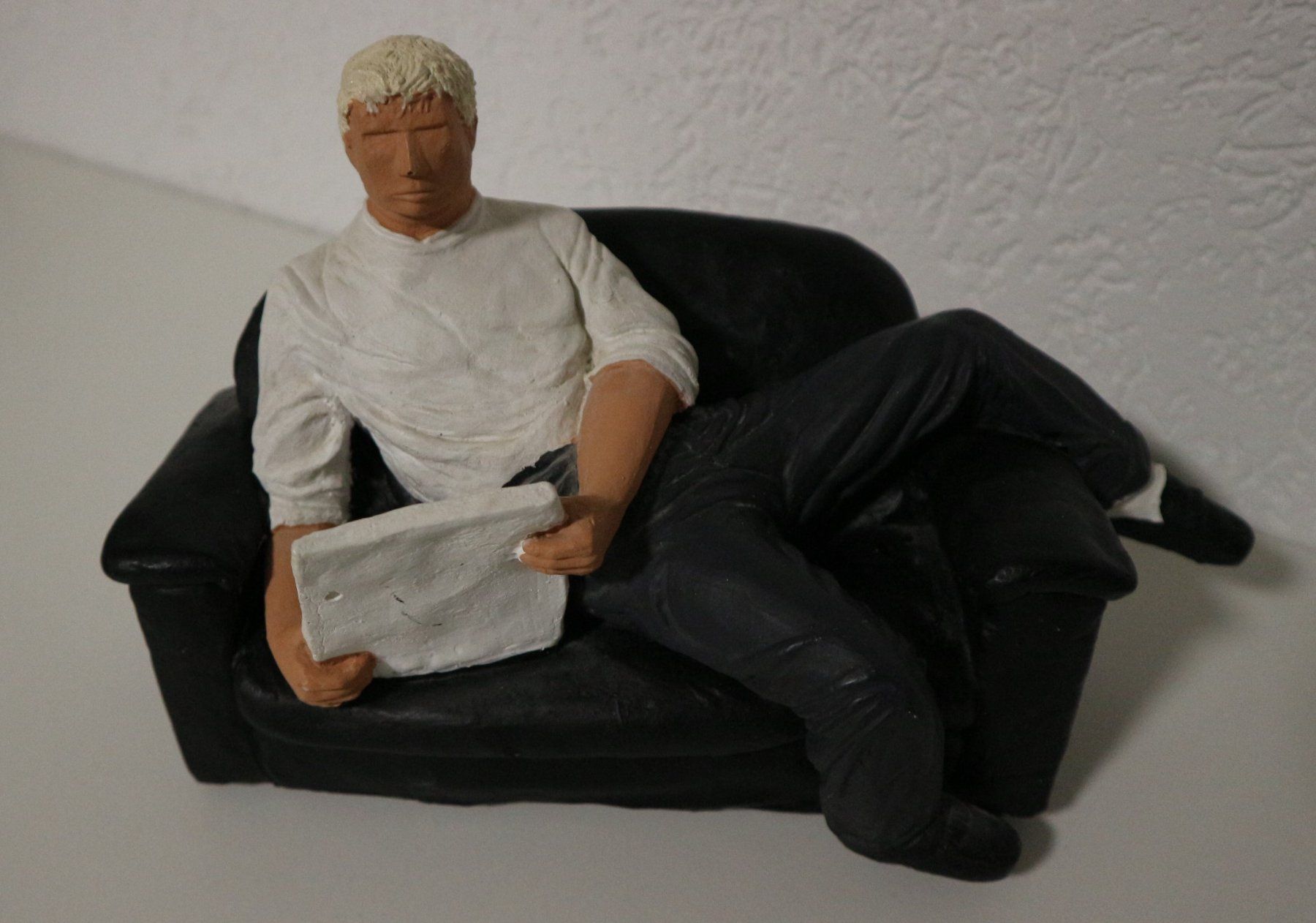 Statuette: Deko-Figur -  Zeitung Mann auf Sofa – Usato da Auw venduto da beretta1966