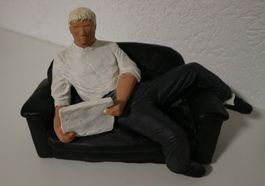 Deko-Figur -  Zeitung Mann auf Sofa