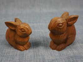Zwei Hasen Holzfiguren geschnitzt