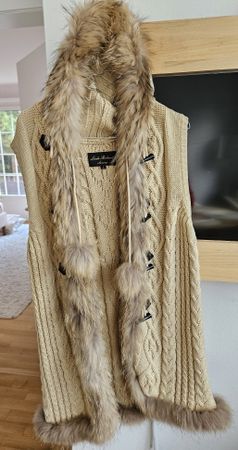 Schöne Weste mit Pelzbesatz und Kapuze. Beige, echtes Fell