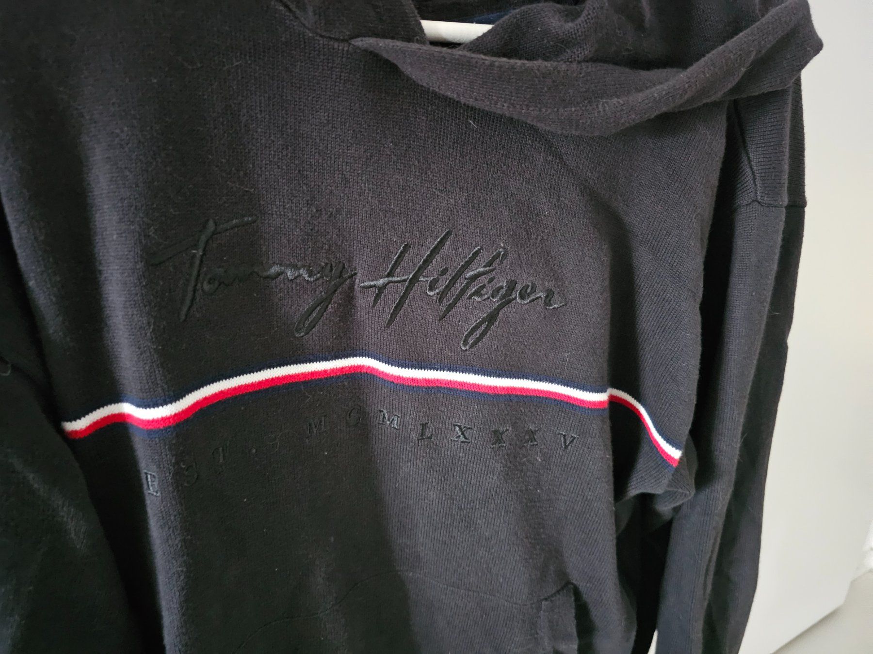 Tommy Hilfiger Pullover & Sweatshirts: Tommy Hilfiger Pulli / Sweatshirt mit Kaputze – Gebraucht aus Zürich von TrueTrade 1