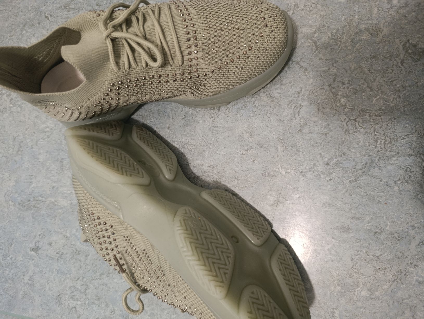 Damenschuhe: Sneakers mit Strasssteinen  – Neu (gemäss Beschreibung) aus Wald ZH von Eleona 2