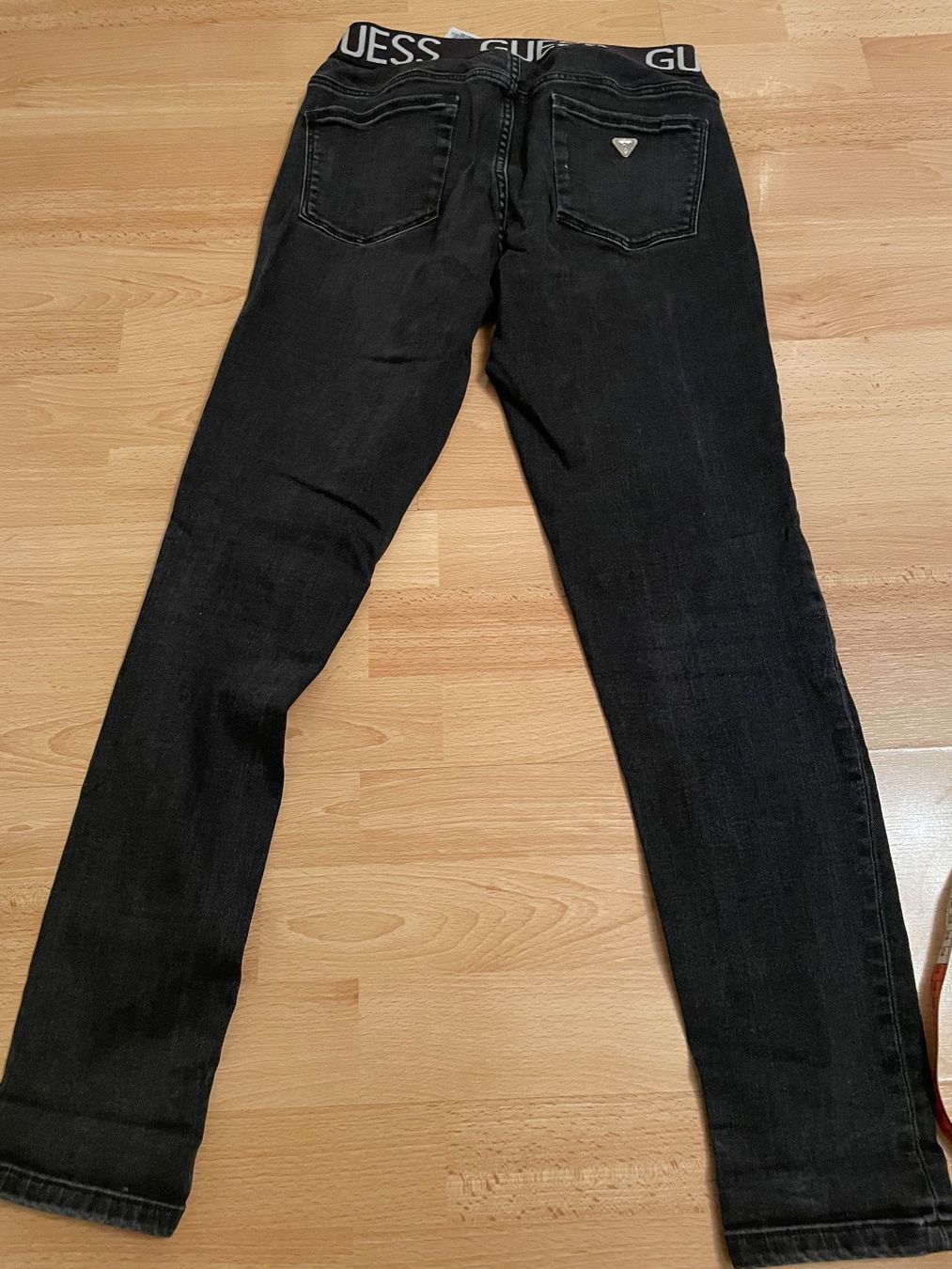 Guess Jeans: Guess schwarze Damenjeans – Usato da Gossau ZH venduto da SistersBeauty 3