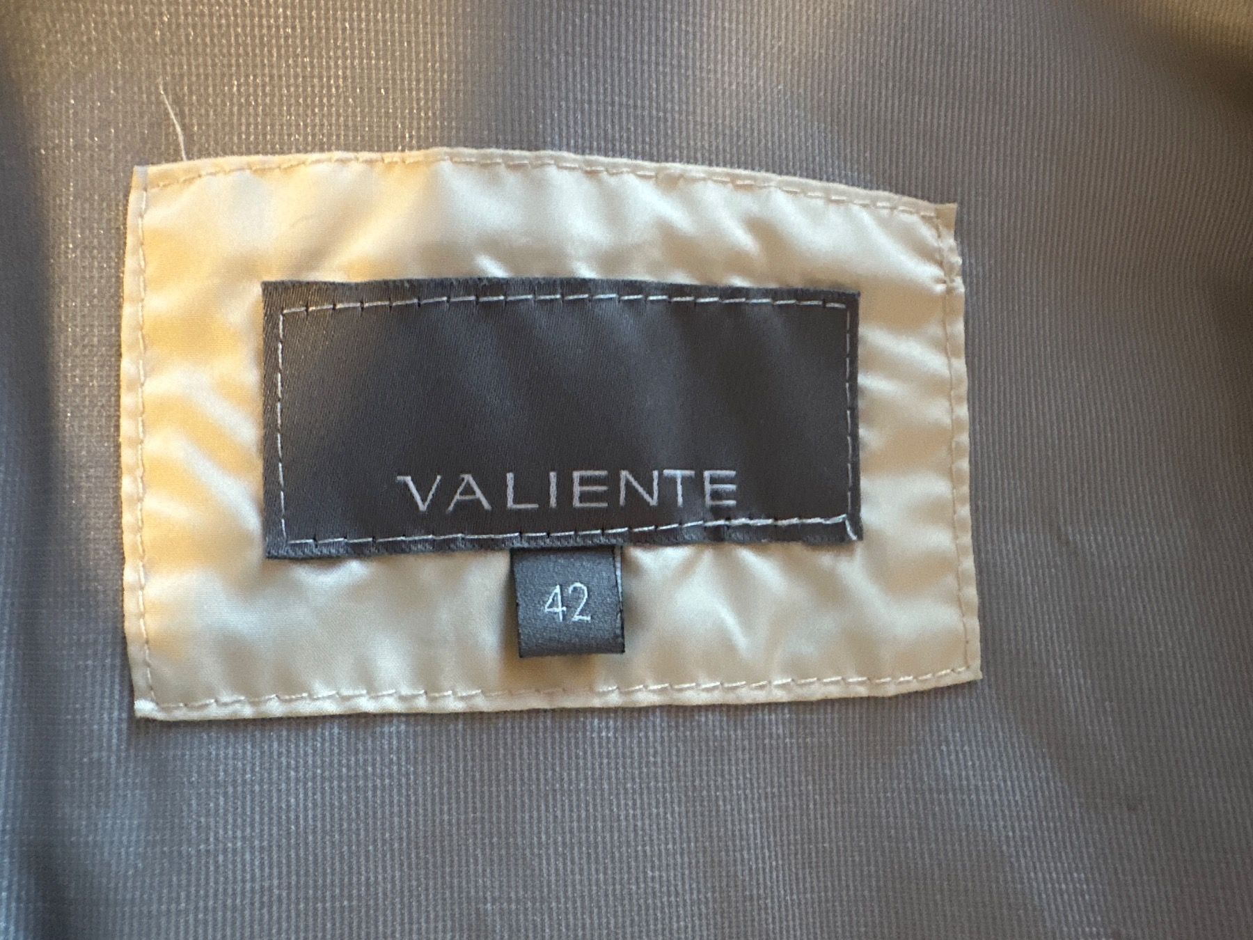 Giacche: Leichte Jacke Gr. 42 beige/ Ärmel abnehmbar – Usato da Wangen SZ venduto da futura14 2