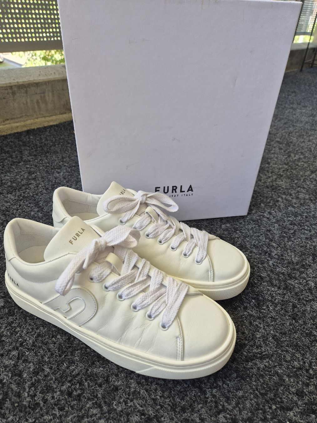 Furla Damenschuhe: Furla Sneaker Gr. 41, Talco, Neuwertig – Gebraucht aus Rotkreuz von tat_8zds