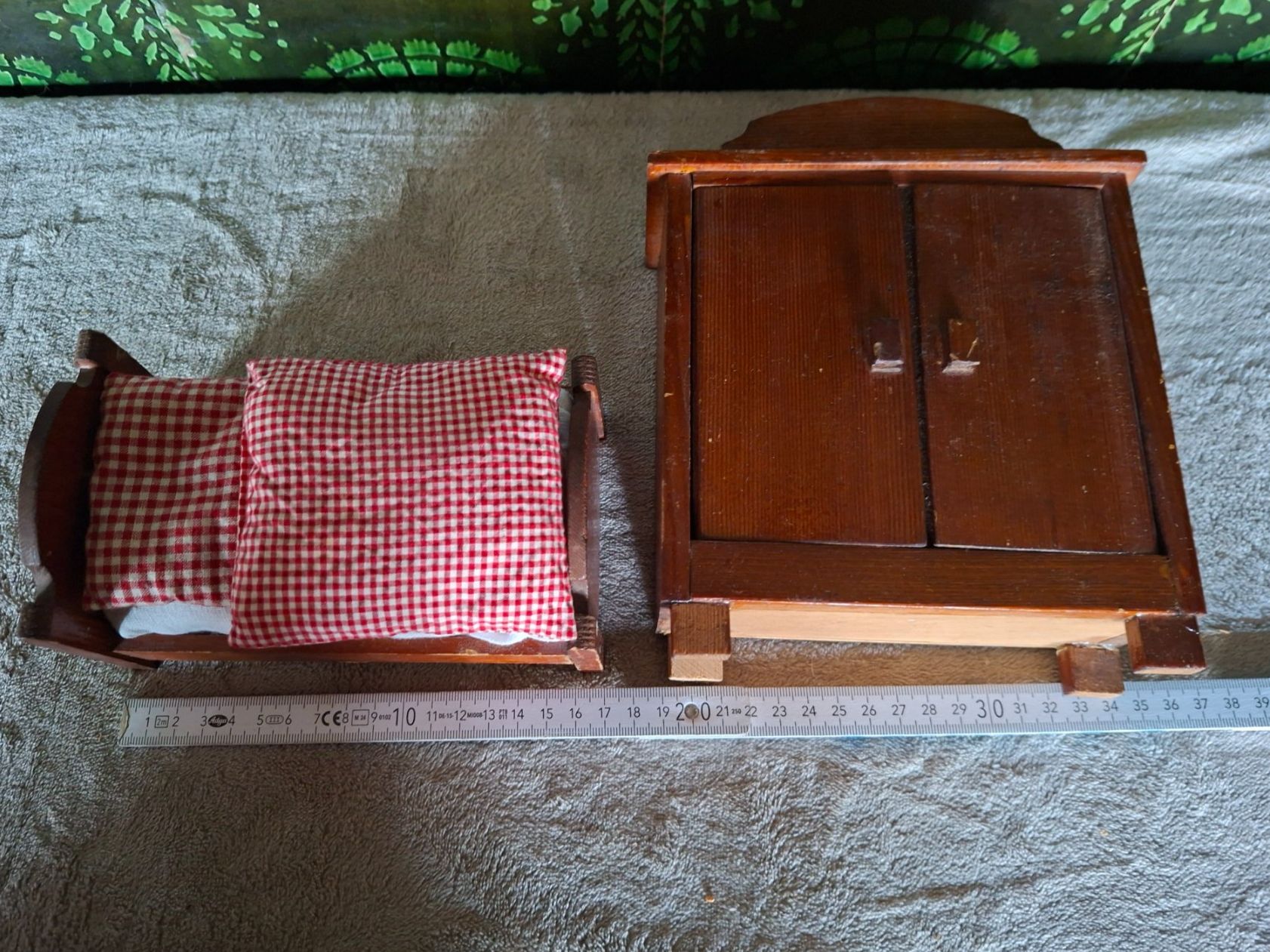 Case e mobili per bambole: Altes Puppenstube Möbel Set, Bett und Schrank aus Holz – Usato da Otelfingen venduto da silver-moon 4