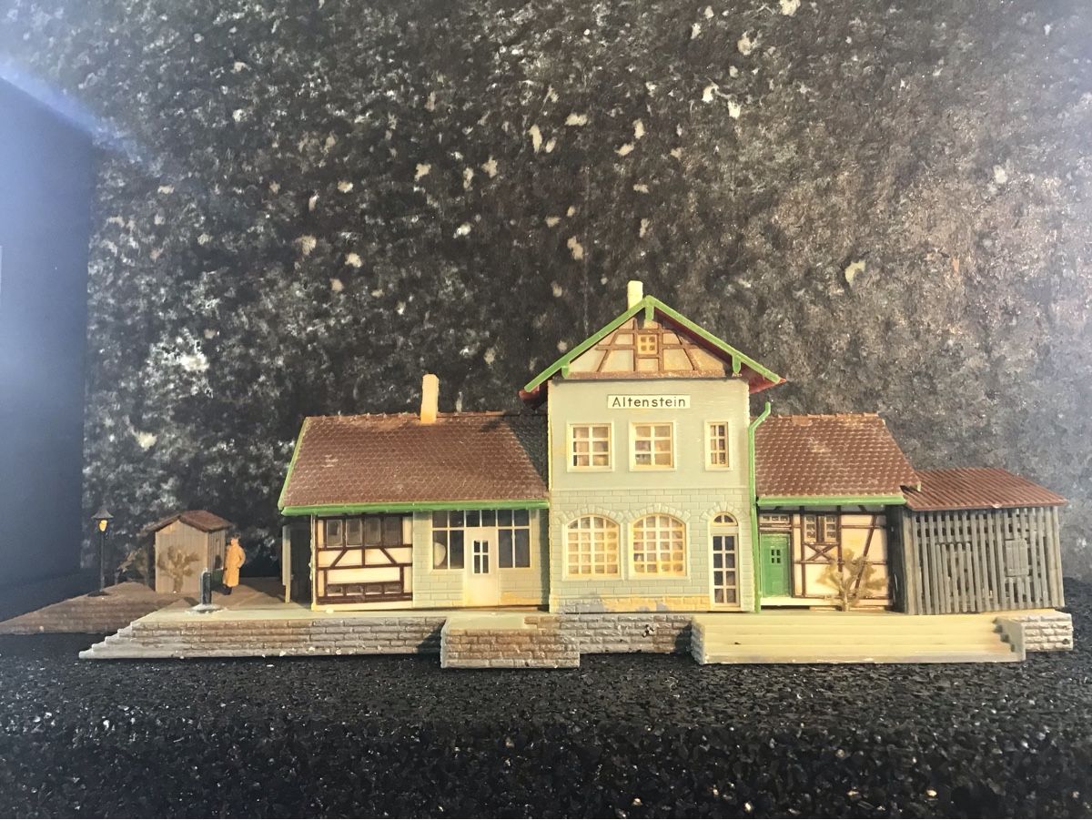 Modellbausätze & Standmodelle: MODELL GEBÄUDE ALTENSTEIN – Gebraucht aus Männedorf von Spezial-Modelle 2
