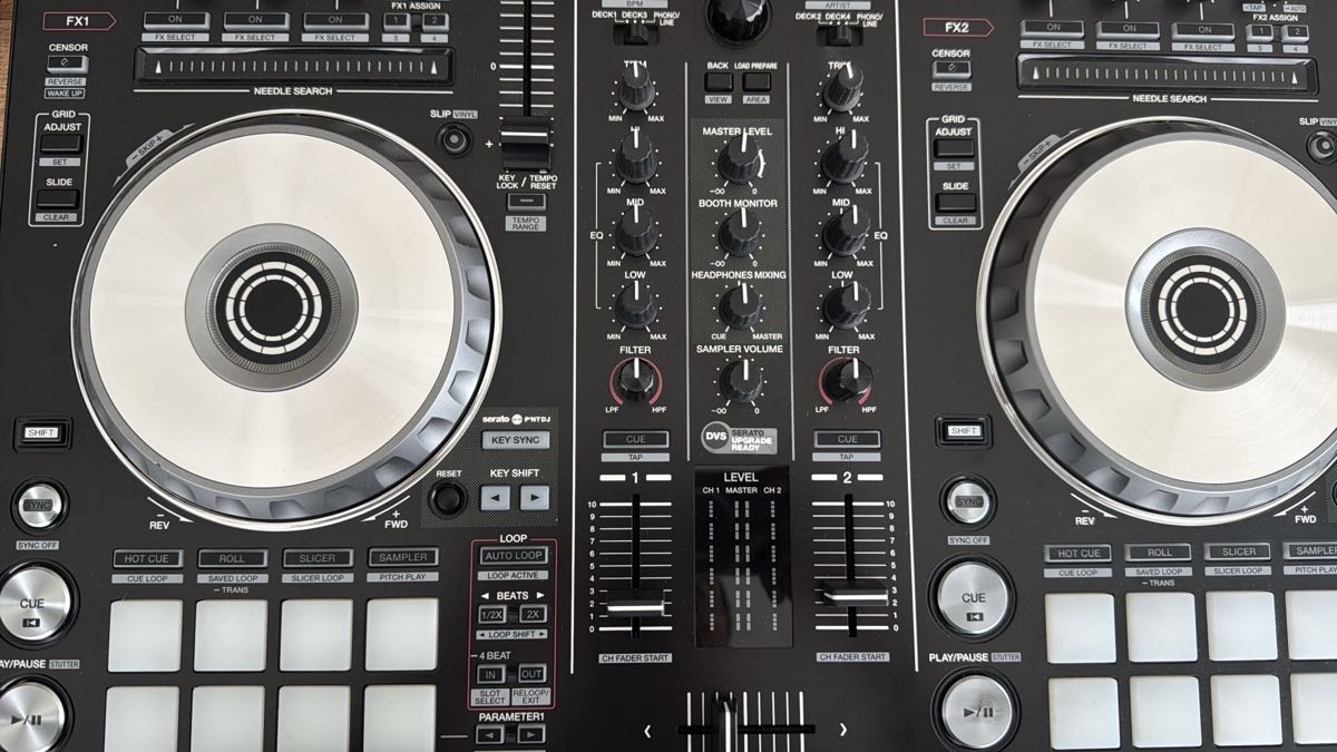 Pioneer Console di mixaggio: Pioneer DDJ-SR2 DJ Controller - Excellent Condition for Part – Usato da Wollerau venduto da Thiago_CH 2