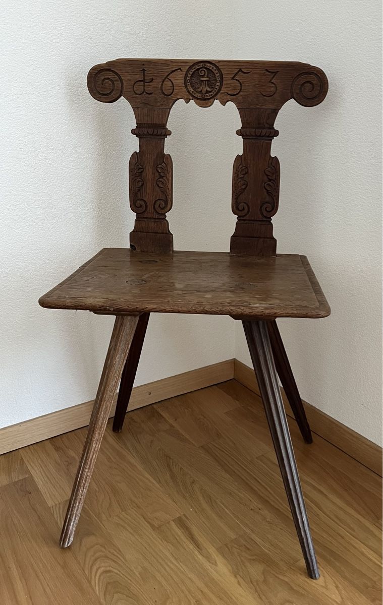 Stühle: Basler Stabelle / Stuhl von 1653 mit geschnitztem Baslerstab – Gebraucht aus Arboldswil von Sonnenelfe 1